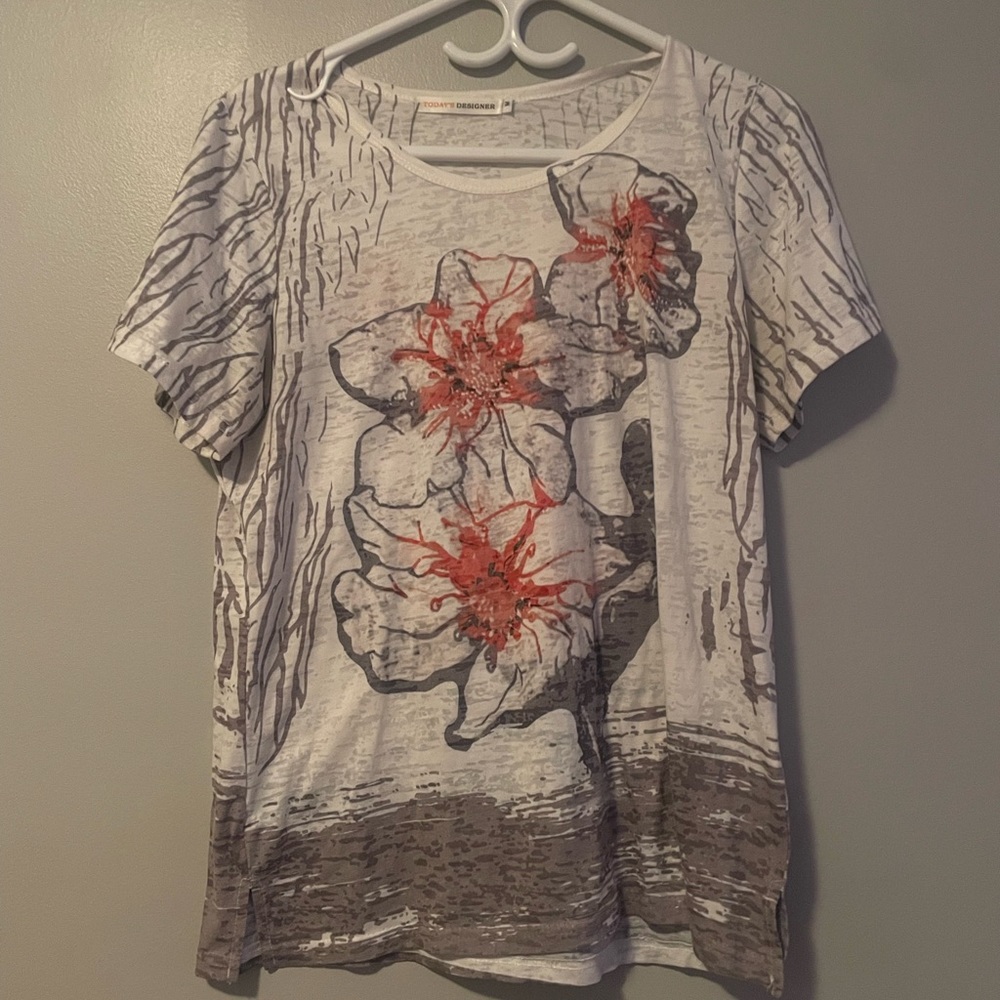 Medium loose fit floral tee